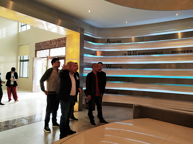 2019年4月(yue)16日綠(lv)城裝(zhuang)飾(shi)公(gong)司部分(fen)領(ling)導到(dao)我(wo)公(gong)司(si)進行技(ji)術(shu)交流